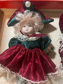 Bambole in ceramica e tessuti pregiati.