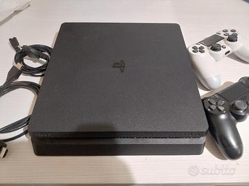 playstation 4 slim con due controller