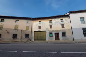 CASA DALL'AMPIA METRATURA CON TERRENO