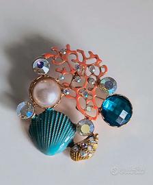 Spilla corallo, conchiglia e perle