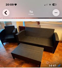 Divano con due poltrone piu tavolino