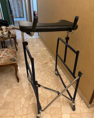 Deambulatore desk per anziani