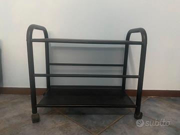 Carrello nero in metallo con ruote porta TV