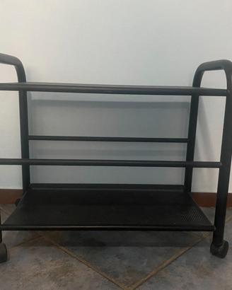 Carrello nero in metallo con ruote porta TV