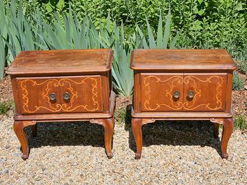 Coppia di eleganti comodini vintage stile Luigi XV