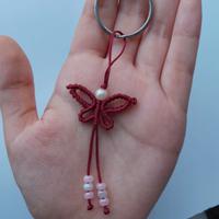Portachiavi farfalla rossa macramé