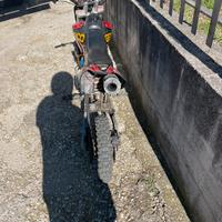 Pit bike 86 accelera e cammina