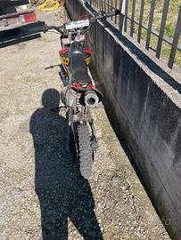 Pit bike 86 accelera e cammina