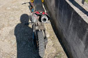 Pit bike 86 accelera e cammina