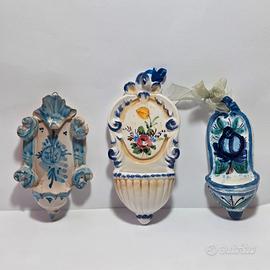 Lotto di Acquasantiere Decorative in Maiolica