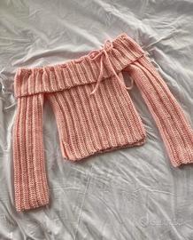 maglia a spalle scoperte fatta all'uncinetto