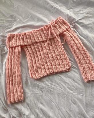 maglia a spalle scoperte fatta all'uncinetto