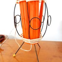 LAMPADA CON STRUTTURA DI FERRO E CARTA ARANCIONE