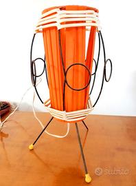 LAMPADA CON STRUTTURA DI FERRO E CARTA ARANCIONE