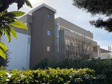 Attico a 350 m dal mare - grande balcone abitabile