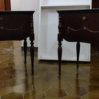 comodini e sedie antiche