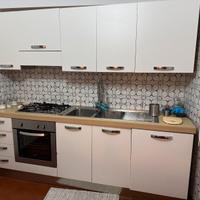 Cucina lineare completa. Di piano cottura e forno