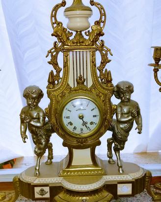 Candelabri e orologio