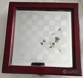 Mobiletto scacchiera in legno con scacchi in vetro