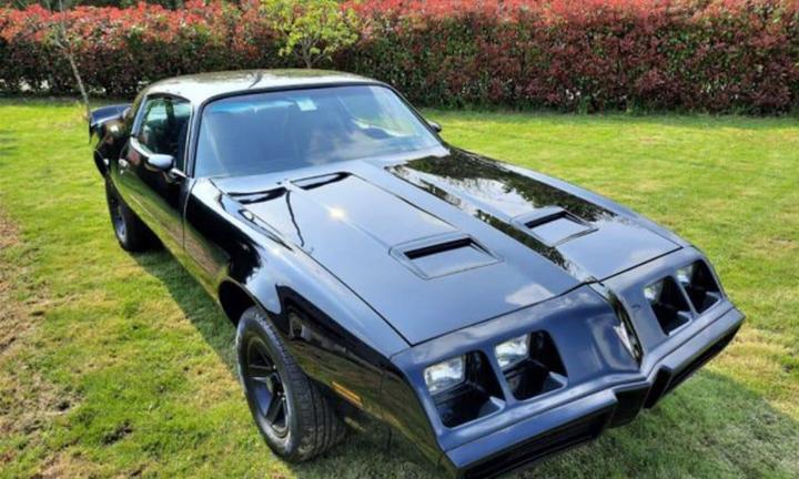 Pontiac Firebird trans am completamente restaurata