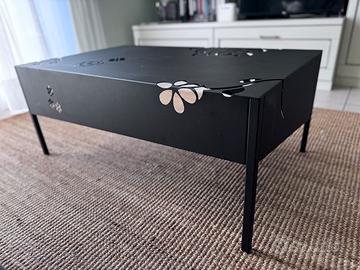 Tavolino in ferro con intarsi floreali