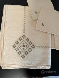Tovaglia d’Epoca Ricamata a Mano in lino