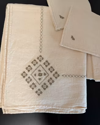 Tovaglia d’Epoca Ricamata a Mano in lino
