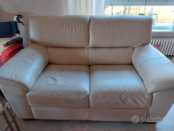 Divano in pelle da salotto. Prezzo trattatabile