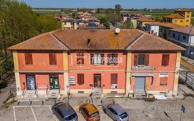 CINQUE LOCALI AL PRIMO PIANO CON DOPPI SERVIZI