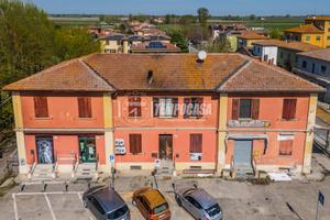 CINQUE LOCALI AL PRIMO PIANO CON DOPPI SERVIZI