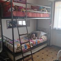 struttura in ferro battuto con scala