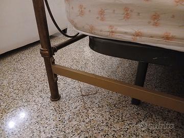 letto in ferro battuto colore oro imbrunito