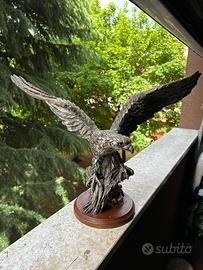 statuette di aquile dipinte in colore argento
