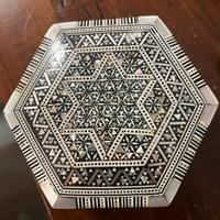 Scatola in legno intarsiata con madreperla