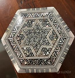Scatola in legno intarsiata con madreperla
