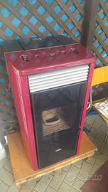 Stufa a pellet idro marca Ravelli