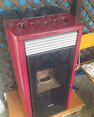Stufa a pellet idro marca Ravelli