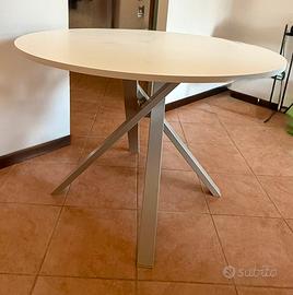 Tavolo bianco rotondo