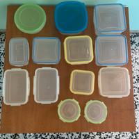 13 contenitori per alimenti e  oggetto a scelta