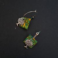 orecchini ad anelle  in fimo verde con charms