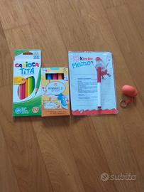 matite colorate, pennarelli, lavagna, portachiave