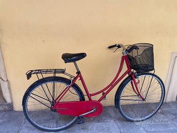 Bicicletta city bike con cestino