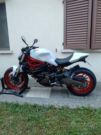 Ducati Monster 821 con  35 kW a libretto 