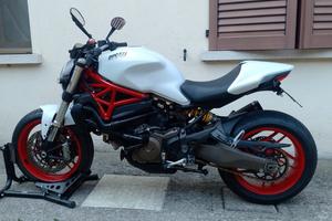 Ducati Monster 821 con  35 kW a libretto 