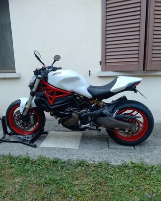 Ducati Monster 821 con  35 kW a libretto 