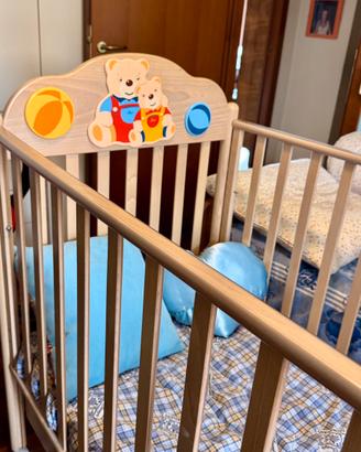 Lettino con sponde in legno