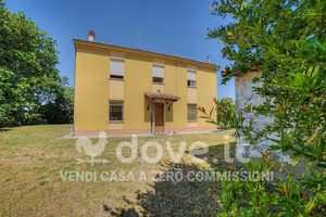 Casa indipendente di 476 m² con più di 5 locali a 