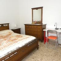 Ampia stanza singola in appartamento ristrutturato