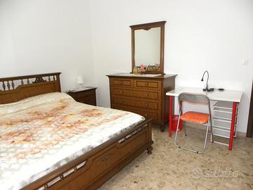 Ampia stanza singola in appartamento ristrutturato