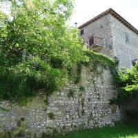 torre di guardia medievale con giardino